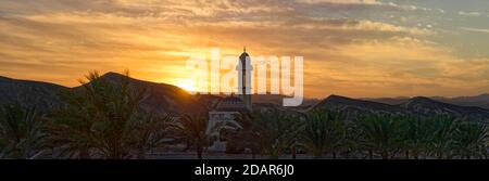 Mosquée avec palmiers au coucher du soleil à Malikia Resort Abu Dabbab, Hilton Nubian Resort, Al Qusair, Marsa Alam, Egypte