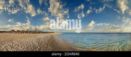 Plage de sable et récif de corail Abu-Dabbab, Hilton Nubian Resort, Al Qusair, Marsa Alam, Egypte Banque D'Images