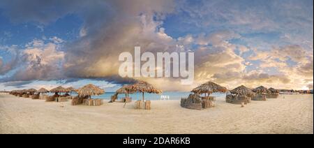 Plage de sable avec parasols au récif de corail Abu-Dabbab, Hilton Nubian Resort, Al Qusair, Marsa Alam, Egypte Banque D'Images