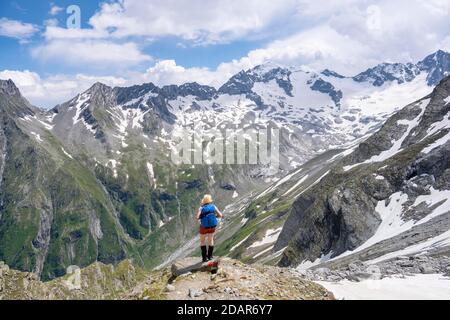 Randonnée sur la descente de la Moerchnerscharte au Floitengrund, derrière Grosser Loeffler, Berliner Hoehenweg, Zillertaler Alpes, Zillertal, Tyrol Banque D'Images