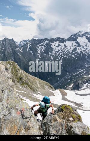 Chemin sécurisé le long du sentier de randonnée, randonneur sur la descente de la Moerchnerscharte au Floitengrund, petit et grand Moerchner, Berliner Banque D'Images