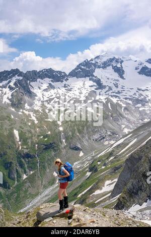 Randonnée sur la descente de la Moerchnerscharte au Floitengrund, derrière Grosser Loeffler, Berliner Hoehenweg, Zillertaler Alpes, Zillertal, Tyrol Banque D'Images