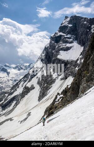 Le randonneur traverse le champ de neige, descente de Moerchnerscharte à Floitengrund, Grosser Moerchner, Berliner Hoehenweg, Zillertaler Alpen, Zillertal, Tyrol Banque D'Images