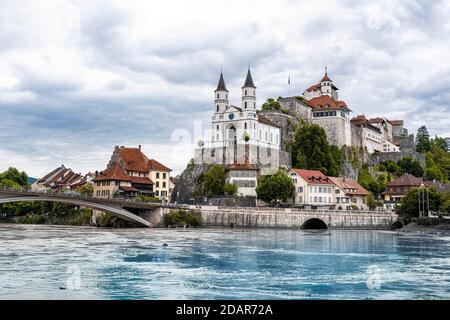 Rivière Aare, vue sur la ville, forteresse d'Aarburg, Eglise réformée d'Aarburg, Aarburg, Zofingen, Canton d'Argau, Suisse Banque D'Images