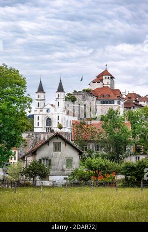 Rivière Aare, vue sur la ville, forteresse d'Aarburg, Eglise réformée d'Aarburg, Aarburg, Zofingen, Canton d'Argau, Suisse Banque D'Images