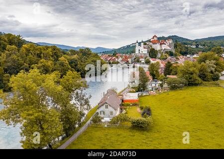 Rivière Aare, vue sur la ville, forteresse d'Aarburg, Eglise réformée d'Aarburg, Aarburg, Zofingen, Canton d'Argau, Suisse Banque D'Images