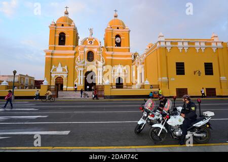 Deux policiers en moto devant la cathédrale à la lumière du soir, Trujillo, région de la Liberdad, Pérou Banque D'Images