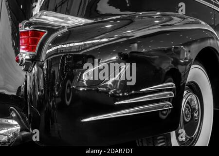 Détail Oldtimer, Cadillac Fleetwood 1938, en noir et blanc, avec feu de freinage rouge Banque D'Images