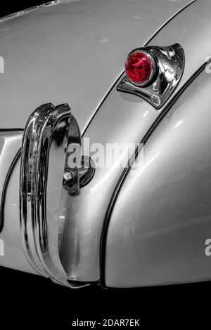 Détail Oldtimer, Jaguar XK 120, en noir et blanc, avec feu stop rouge Banque D'Images