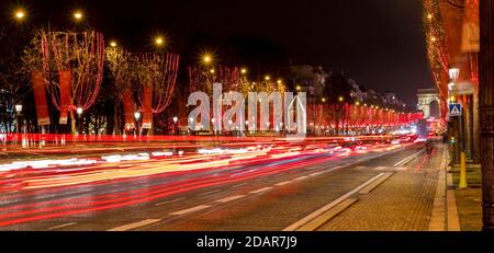 Photo nocturne de l'illumination de Noël de l'avenue des champs-Elysées, Paris, France Banque D'Images