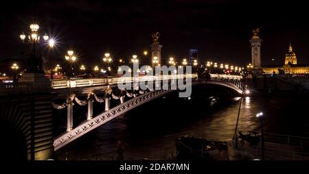 Vue de nuit sur le pont illuminé du Pont Alexandre III, Paris, France Banque D'Images