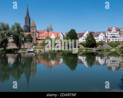 Cathédrale d'Ulm et bâtiments sur les rives du Danube avec réflexion sur l'eau, Ulm, Bade-Wurtemberg, Allemagne Banque D'Images