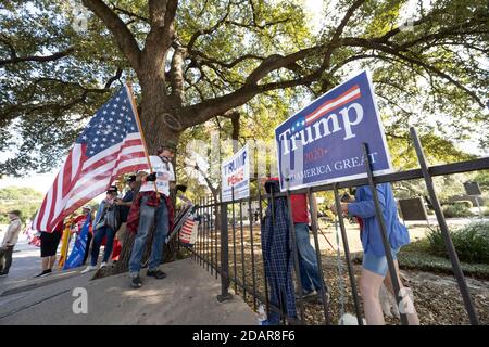 Austin, TX USA 14 novembre 2020: Plusieurs centaines de partisans du Presc. Donald Trump se rassemblent près du Texas Capitol, adamant que le président ne doit pas concéder à Joe Biden tant que les cas de fraude électorale ne sont pas examinés et que tous les votes ne sont pas comptés. Jusqu'à présent, aucun cas généralisé de vote illégal n'a surgi près de deux semaines après les élections. Crédit : Bob Daemmrich/Alay Live News Banque D'Images