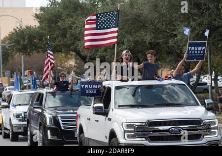 Austin, TX États-Unis 14 novembre 2020 : une « parade de Trump » de voitures et de camions conduit près du capitole du Texas comme plusieurs centaines de partisans du Presc. Donald Trump, se rallient en faveur de sa position de ne pas concéder à Joe Biden jusqu'à ce que les cas de fraude électorale soient enquêtés et que tous les votes soient comptés. Jusqu'à présent, aucun cas généralisé de vote illégal n'a surgi près de deux semaines après les élections. Crédit : Bob Daemmrich/Alay Live News Banque D'Images