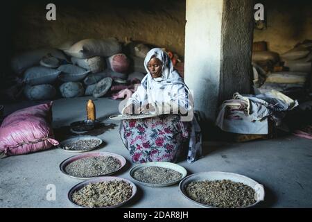 Distributeur d'Encens à Erigavo, Sanaag, Somaliland Banque D'Images