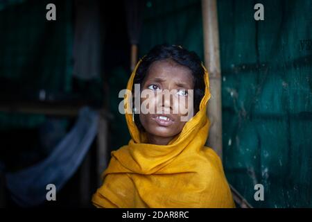 Rohingya femme dans sa hutte dans le camp de Kutupalong, Cox Bazar, Bangladesh Banque D'Images