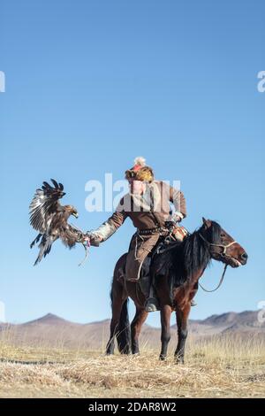 SPAI Bashakan forme son aigle féminin, Olgii, Mongolie Banque D'Images