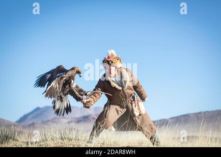 SPAI Bashakan forme son aigle féminin, Olgii, Mongolie Banque D'Images