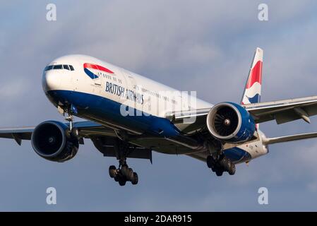 L'avion de ligne Boeing 777 de British Airways G-STBG en approche pour atterrir à l'aéroport de Londres Heathrow, au Royaume-Uni, pendant le confinement de la COVID 19. Double corps de câblage Banque D'Images