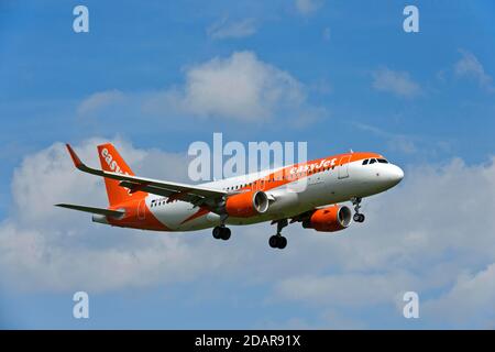 Airbus A320-214 de la compagnie aérienne easyJet à l'approche de Genève, Suisse Banque D'Images