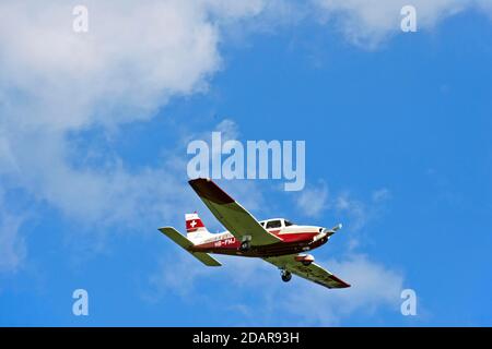 Piper PA-28-236 du club de vol Aero Club de Geneve à l'approche de l'aéroport de Genève, Suisse Banque D'Images