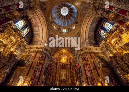 Choeur avec autel haut, voûte décorée d'or et d'ornements, Basilique de San Juan de Dios, Grenade, Andalousie, Espagne Banque D'Images