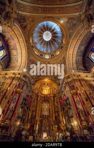 Choeur avec autel haut, voûte décorée d'or et d'ornements, Basilique de San Juan de Dios, Grenade, Andalousie, Espagne Banque D'Images