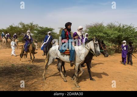 Tuaregs sur leurs chameaux, festival Gerewol, concours rituel de la cour parmi le peuple de Fula de Woodaabe, Niger Banque D'Images