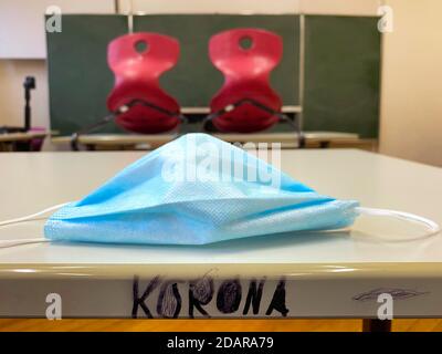 Salle de classe vide, assis, masque facial et lettrage KORONA sur table, tables simples sans règle de distance, crise Corona, Allemagne Banque D'Images