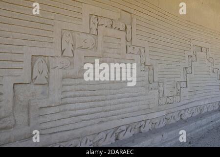 Relief avec des poissons sur le mur de la brique de boue, adobe, ruines de Chan Chan, Trujillo, région de la Liberdad, Pérou Banque D'Images