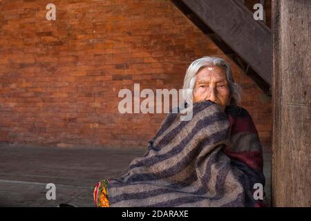 Portrait d'une ancienne femme hindoue, enveloppée dans une couverture, Bhaktapur, vallée de Katmandou, Népal Banque D'Images