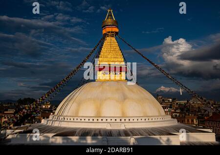 Boudha Stupa avec les yeux de Bouddha dans la lumière du soir, Boudanath, également Bodnath, sanctuaire bouddhiste et lieu de pèlerinage à Katmandou Banque D'Images