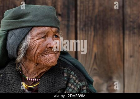 Portrait, Himalaya, femme âgée avec foulard et anneau de nez, Jiri, région de Khumbu, Népal Banque D'Images