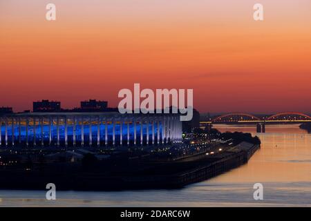 NIJNI NOVGOROD, Russie - 26 mai 2018. Nouveau stade sportif à Nijni Novgorod au coucher du soleil. Conçu pour la coupe du monde de 2018. Ville de nuit. Banque D'Images