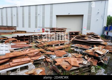 Ferraille de la pile de yard métallique de poutres et de plaques en acier et en fer Banque D'Images