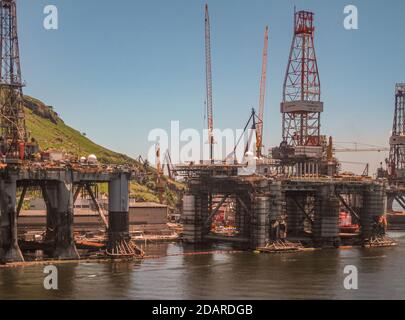 Niteroi, Brésil - 24 décembre 2008 : chantier de plates-formes de forage sur la rive de la baie sous ciel bleu. Construction en métal rouge sur les hommes Banque D'Images