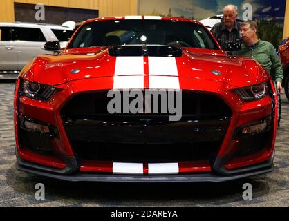 Wilmington, Delaware, États-Unis - 6 octobre 2019 - la Ford Mustang Cobra 2020 est de couleur rouge vif avec des bandes blanches Banque D'Images