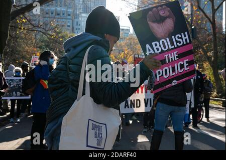 Manhattan, États-Unis. 14 novembre 2020. Les manifestants marchent contre les émeutes et les violences du NYPD dans Central Park à Manhattan, New York. Credit: Micah Casella/Alamy Live News. Banque D'Images