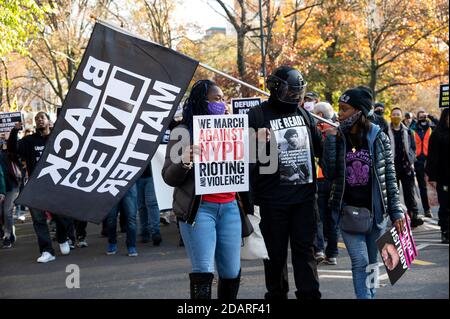 Manhattan, États-Unis. 14 novembre 2020. Les manifestants marchent contre les émeutes et les violences du NYPD dans Central Park à Manhattan, New York. Credit: Micah Casella/Alamy Live News. Banque D'Images