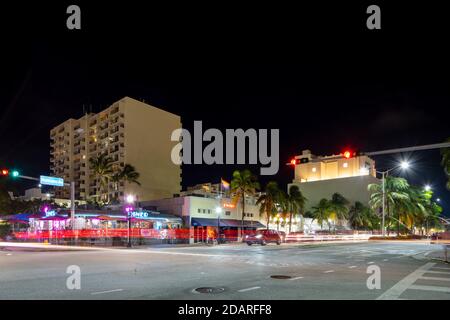 MIAMI BEACH, FL, Etats-Unis - 13 NOVEMBRE 2020 : ancien dîner sur Washington Avenue Miami Beach photo de nuit longue exposition Banque D'Images