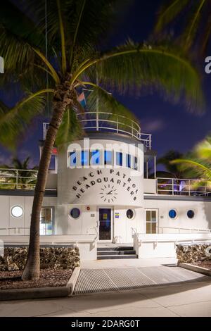 MIAMI BEACH, FL, États-Unis - 13 NOVEMBRE 2020 : quartier général de Miami Beach Patrol, Ocean Drive, maître-nageur, architecture art déco Banque D'Images