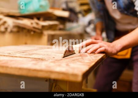 Image de charpentier mature dans l'atelier Banque D'Images