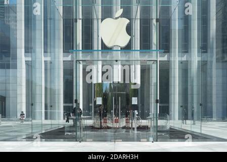 20 mai 2020. Manhattan, New York, États-Unis. Un agent de sécurité se trouve devant l'entrée fermée de l'Apple Store sur la cinquième avenue. Banque D'Images