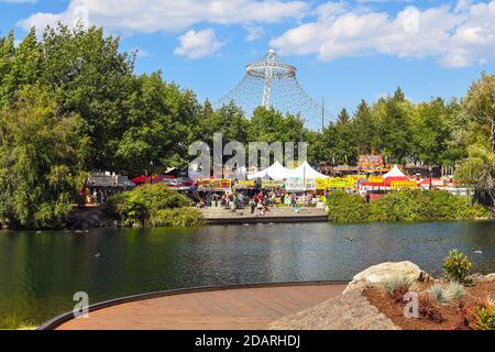 Le festival annuel Pig Out in the Park avec stands de restauration, attractions et concerts, au parc Riverfront, sur la rivière Spokane à Spokane, Washington. Banque D'Images