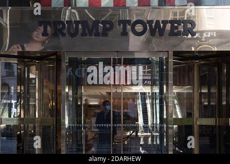 20 mai 2020. Manhattan, New York, États-Unis. Un homme de sécurité portant un masque se tient à l'intérieur de l'entrée de la Trump Tower, sur la cinquième avenue. Banque D'Images