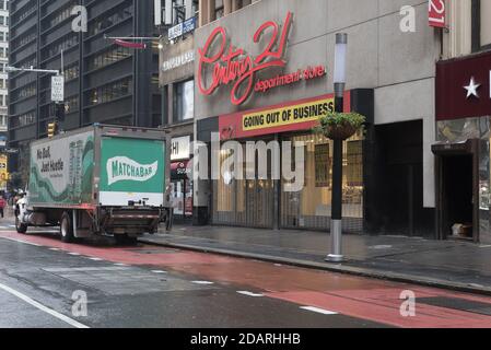 Manhattan, New York. 13 novembre 2020. Un grand magasin Century 21 avec un panneau indiquant « sortir des affaires » à Lower Manhattan. Banque D'Images