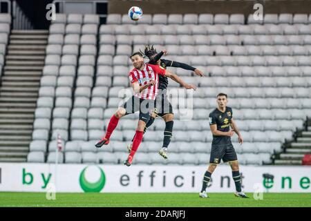 SUNDERLAND, ANGLETERRE. 14 NOVEMBRE David Kasumu remporte une tête de bal lors du match Sky Bet League 1 entre Sunderland et MK Dons au Stade de lumière, Sunderland, le samedi 14 novembre 2020. (Crédit : Trevor Wilkinson | ACTUALITÉS MI) crédit : ACTUALITÉS MI et sport /Actualités Alay Live Banque D'Images