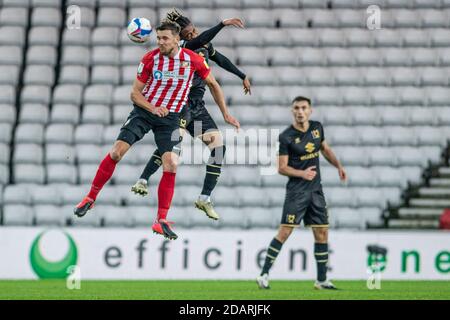 SUNDERLAND, ANGLETERRE. 14 NOVEMBRE David Kasumu remporte une tête de bal lors du match Sky Bet League 1 entre Sunderland et MK Dons au Stade de lumière, Sunderland, le samedi 14 novembre 2020. (Crédit : Trevor Wilkinson | ACTUALITÉS MI) crédit : ACTUALITÉS MI et sport /Actualités Alay Live Banque D'Images