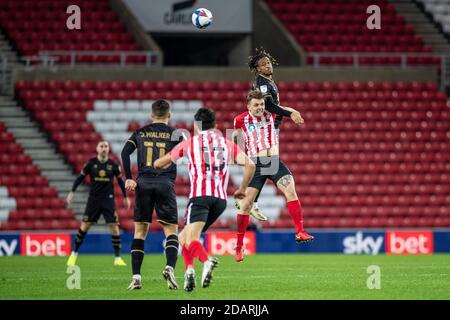 SUNDERLAND, ANGLETERRE. 14 NOVEMBRE David Kasumu remporte un titre lors du match Sky Bet League 1 entre Sunderland et MK Dons au Stade de lumière, Sunderland, le samedi 14 novembre 2020. (Crédit : Trevor Wilkinson | ACTUALITÉS MI) crédit : ACTUALITÉS MI et sport /Actualités Alay Live Banque D'Images