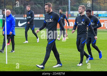 ZEIST, PAYS-BAS - NOVEMBRE 14 : Stefan de Vrij des pays-Bas, Joel Veltman des pays-Bas, Quincy Promes des pays-Bas pendant la session de formation aux pays-Bas avant le match contre la Bosnie-Herzégovine au campus de KNVB le 14 novembre 2020 à Zeist, pays-Bas. (Photo de Gerrit van KeulenOrange Pictures) Banque D'Images